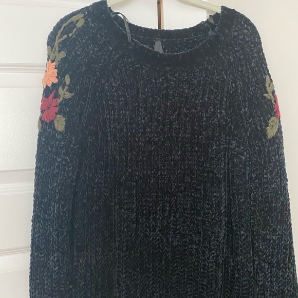 Soft Black Sweater w/Flowers - Picture 1 of 3
